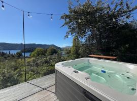 Secluded Lake Ōkāreka Studio Views, Spa, Deck in Rotorua, hotel que admite mascotas en Rotorua