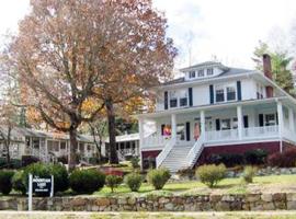 Mountain Lake Inn, hotel en Hendersonville