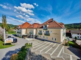 AKZENT Hotel Bayerwald-Residenz, хотел в Neukirchen