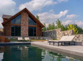 Heating pool villa with forest view, hot tube, cinema and PlayStation, hotel u gradu Dilijan