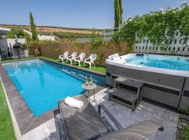 Villa siena - וילה מהממת עם בריכה פרטית מחוממת מול הכנרת, hotel a Migdal