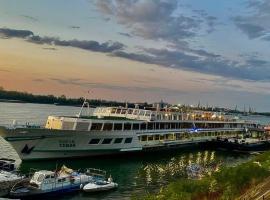 Boat Hotel Sofia, hotel com piscina em Ruse