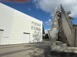 Premium Messe-Apartment No 5 - direkt gegenüber der Messe Essen mit Küche, Smart-TV, separates Schlafzimmer