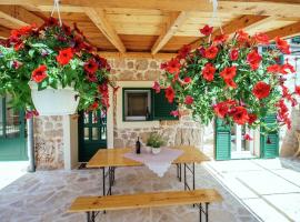 Holiday Home Zaton with Pool near River Canyon, hotel v destinaci Obrovac