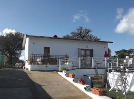 Villa Saudade, casa entre encinas, ξενοδοχείο σε El Castillo de las Guardas