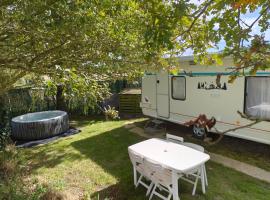 Caravane avec spa privatif en campagne, hotel in Apremont