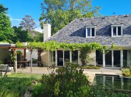 Tranquil Stylish Home with Nature Pool near Reserve, hotel in Somerset West
