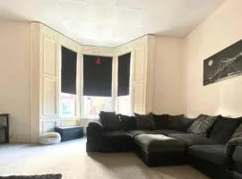 Large Spacious Home, Free Parking, 8 bedrooms, sleeps 14