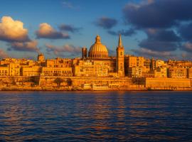 Exclusive Seafront Townhouse Central Sliema, Valletta view, hotel in Sliema