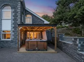 Luxury Chapel Getaway with Hot Tub Sleeps 7