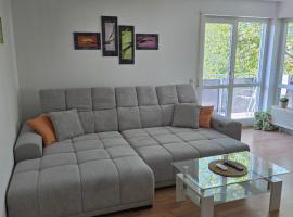 Geräumige Wohnung mit Balkon, Küche & Parkplatz nahe Bahnhof, hotel i Kaufering