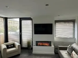 LUXURY Apartment Belfast City Centre overlooking Custom House Sqaure