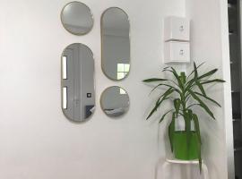 Charmant Studio indépendant, ξενοδοχείο σε Louvres