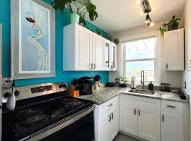 Charming suite with private deck Downtown FMB
