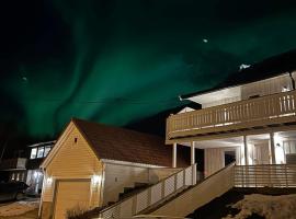 Panoramic City and Mountain view - Balcony with fireplace included wood, rumah kotej di Troms&oslash;