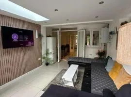 Stylish 4BR House with Garden and Free Parking in Ealing