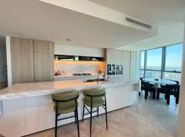 3-Bedroom Gorgeous Apartment Brisbane City Queens Wharf 180 degree City View