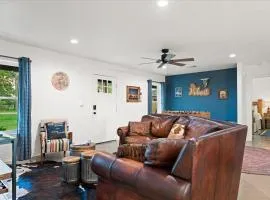 Lakefront! Kayaks, Hot Tub, Foosball, Fire Pit