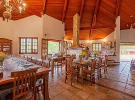 Fazenda com 3 espaços independentes - 10 suítes com PISCINA, 4 suítes com JACUZZI ou Chalé romântico com JACUZZI - Wi-Fi 400MB Lagos e Cavalos