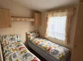 3 Bed Cabin - Sleeps 6 - Pool - Parking - Wifi