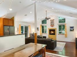 Cozy cabin deep in the redwoods with WiFi and Hot Tub, ξενοδοχείο σε Guerneville