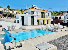Maria Cottage with Sea View, hotel v destinaci Estreito da Calheta