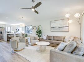 Home with Pool and Hilton Resort Beach Club Access!, hotel a Palm Beach Gardens