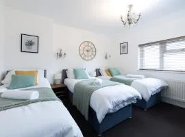 Modern 3 Bedroom Property 6 Beds Pet Friendly with Parking