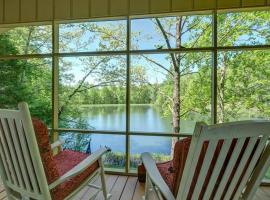 Waterfront cabin in the woods, hotel em Murphy