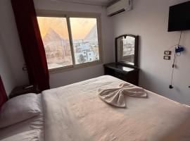 Middle East pyramid veiw &jacuzzi, hotel in Cairo