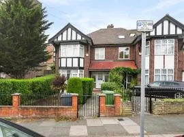 Spacious 4-Bedroom Luxury Retreat in Willesden