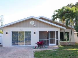 Brand NEW Renovated Coastal Beach House, hotel in Naples