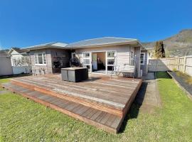 3-Beds with Sunny Deck & Gardens, Hotel in Nelson