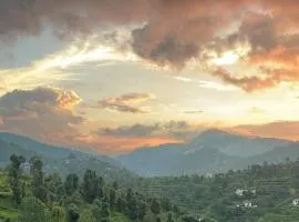 Nazaara - Mukteshwar - Mountain view and sunset from your bed