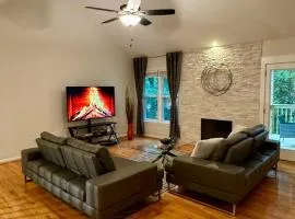 Modern Luxe Retreat near Braves Fast WiFi and Parking