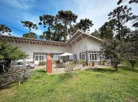 "Casa do Embaixador"- Estilo e ar puro à 3 min do centro - 9 pessoas e pet com conforto