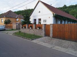 Cseresznyés Vendégház, hotel with parking in Szomolya