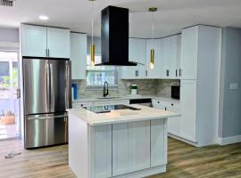 Vacation Home with Pool, hotel v mestu Bradenton