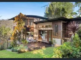 Leura Designer Retreat 3 Bedroom, 2 Bathroom, Firepit, Fireplace, Pet Friendly, Peaceful, Large Tree Lined Backyard