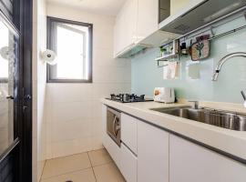 Family-friendly, River View, Steps to MRT, Pool, готель у Тайбеї