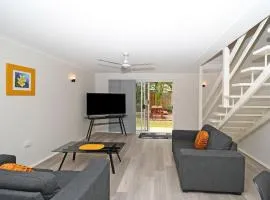 Coast Apartments Large 2 Bed 1 Bathroom with Pool