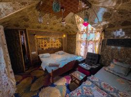 Majestic empire group of houseboat, hotelli kohteessa Srinagar