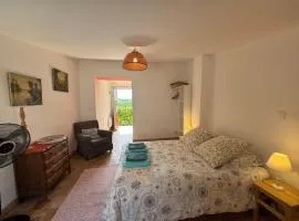Studio Ouest - Chambre avec vue vignoble - Domaine viticole Château Barbebelle Rognes - Proche d'Aix-en-Provence