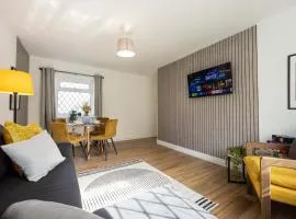 Spacious Apartment near MCR Airport