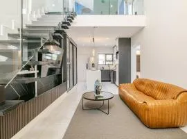 The Icons Lounge - Exclusive Penthouse in Fourways with Pool Table