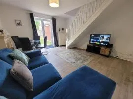 Hythe House - Sleeps 7 - Perfect for families and contractors