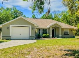 Crystal River Retreat with Salt Water Pool, ξενοδοχείο σε Crystal River