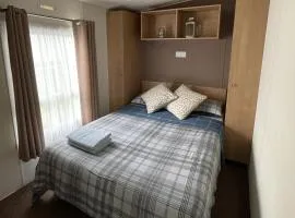 Caravan - Sleeps 10 - Pet friendly - Parking