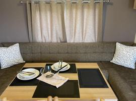 Caravan - Sleeps 10 - Pet friendly - Parking, hotel i Clacton-on-Sea