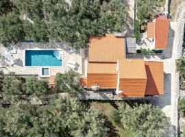 Holiday house Ivan with heated pool, ξενοδοχείο σε Potirna